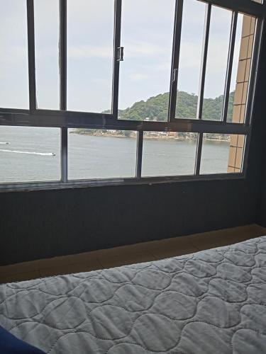 圣维森特岛Lar de férias的一间卧室配有一张床,享有水景