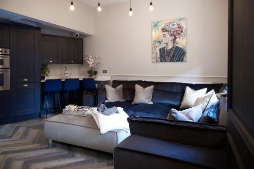 利物浦Home @ 2 Tancred Road的带沙发的客厅和厨房