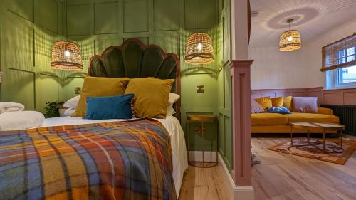 金尤西The Seelies - Luxury Aparthotel - By The House of Danu的绿色的客房配有床和沙发