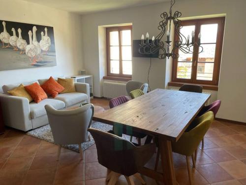 滕诺Der Norden des Gardasees的客厅配有木桌和椅子