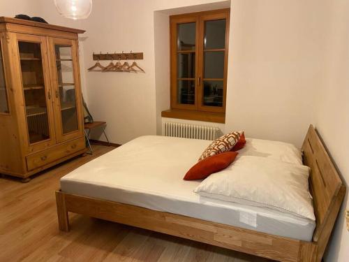 滕诺Der Norden des Gardasees的一张床上有两个枕头的房间
