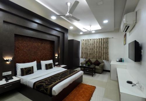 新德里Hotel Red Castle - Karol Bagh的酒店客房设有一张大床和一张沙发。