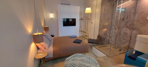 都灵Loft 19的客房设有带一张床和淋浴的卧室。