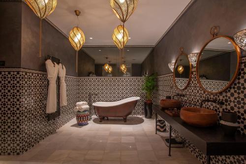 斯韦蒂·斯特凡Villa Geba Boutique Hotel的一间带浴缸和大镜子的浴室