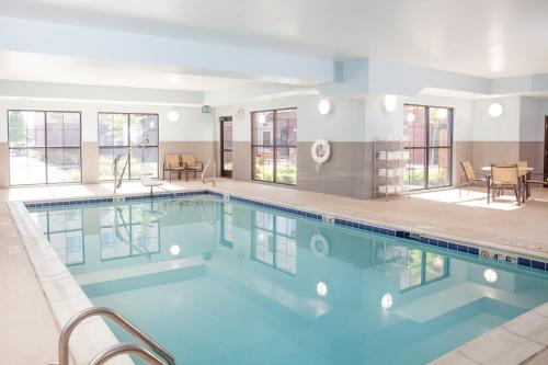 丹佛Staybridge Suites Denver - Central Park, an IHG Hotel的大楼内一个蓝色的大型游泳池