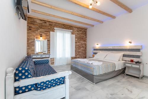 阿吉奥斯普罗科皮奥斯爱格普斯酒店的一间卧室设有一张大床和砖墙