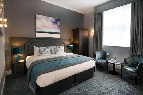 奥克姆Rutland Hall Hotel的酒店客房设有床和窗户。