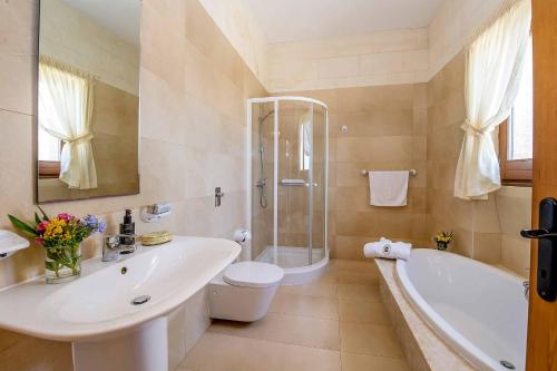 圣劳伦斯The Olives Holiday Home的浴室配有盥洗盆、卫生间和浴缸。