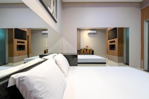 马瑙斯Tucumã Motel的一间带两张床的卧室和一间浴室