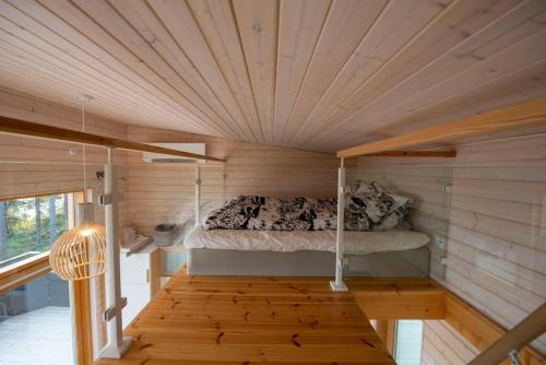 AlvajärviRantarovio的木天花板的客房内的一张床位