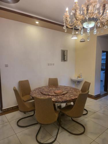 蒙巴萨Meshaal heights的餐桌、椅子和吊灯