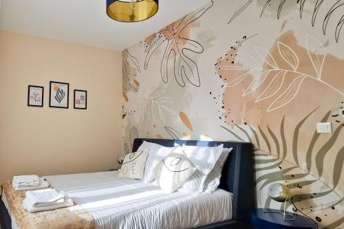 圣康坦Les Appartements de la Nef d'Or的一间卧室配有一张带华丽墙壁的床