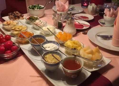 艾恩贝克Hotel Der Schwan的一张桌子,上面放着各种食物