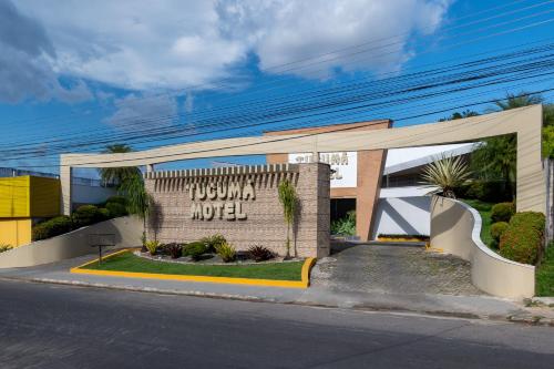 马瑙斯Tucumã Motel的一座带有读取汽车旅馆标志的建筑