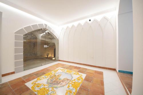 阿马尔菲Amalfi Ammorè的地板上铺着地毯的空房间