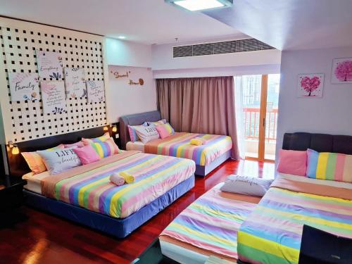 八打灵再也Exclusive Family Suites @ Sunway Pyramid Resort的一间房间,有三张床