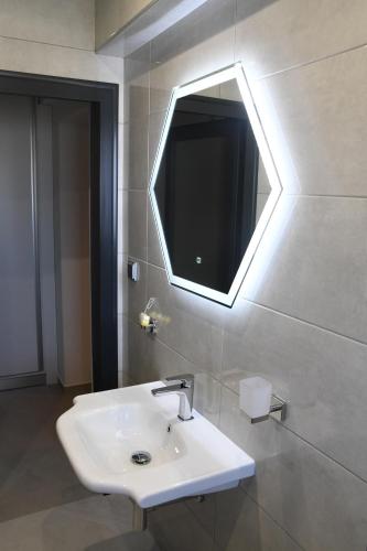 巴尼亚Къща за гости Авена的浴室设有水槽和墙上的镜子