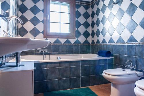 蒂亚斯CASA MORRO BLANCO的带浴缸、卫生间和盥洗盆的浴室
