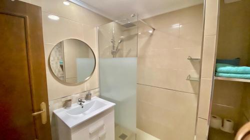 托雷维耶哈Beautiful apartment near LaMata Beach with PANORAMA SEA view!!!的带淋浴、盥洗盆和镜子的浴室