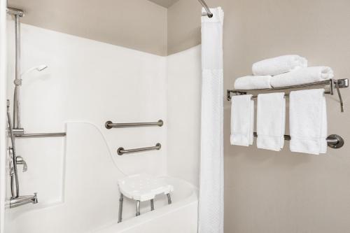 白鱼镇白鱼贝蒙特旅馆套房酒店的带淋浴、浴缸和毛巾的浴室