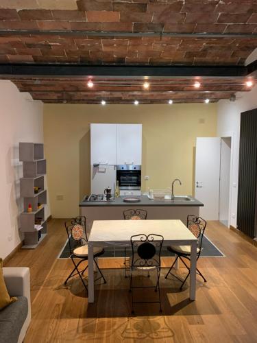 RaviCasa antica Maremma Toscana的厨房以及带桌椅的起居室。