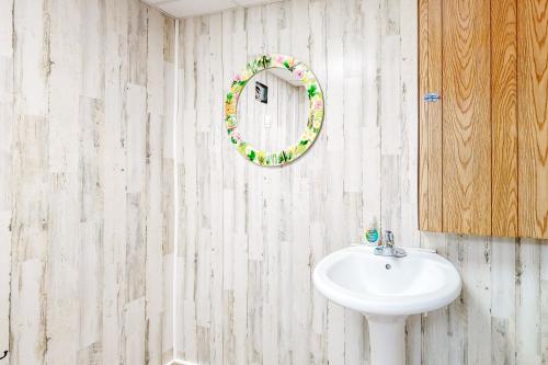 大洋城Ocean City Charmer的浴室设有水槽和墙上的镜子
