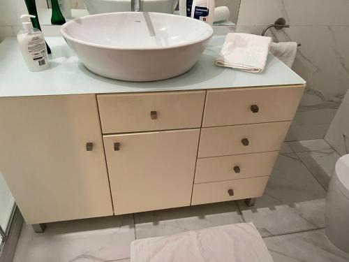 波尔图Invicta House Gold的一个带碗水槽的柜台浴室