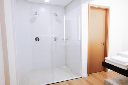 Erval VelhoHotel do Gringo的带淋浴的浴室和玻璃门