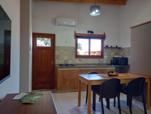 埃尔多拉多Eldorado Apart的厨房配有桌椅和窗户。