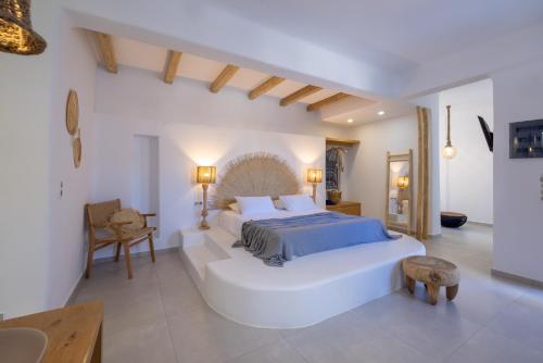 阿斯提帕莱亚镇Infinity Blue Suites & Spa的白色卧室配有一张大床和一张桌子