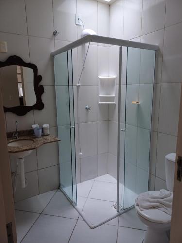 佩尼亚Casa_Margarida的一间带卫生间的浴室内的玻璃淋浴间
