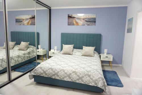 康斯坦察Studio'24的一间卧室配有两张床和两面镜子