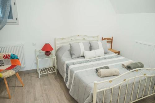 卡斯泰尔诺拉沙佩尔Villa idéale pour 6 vacanciers en Périgord noir的白色卧室配有床和椅子