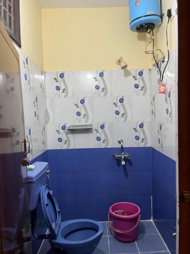 埃尔加德Hummingbirds Inn的一间带蓝色卫生间和桶的浴室