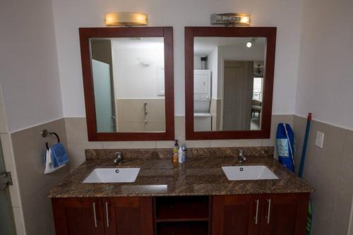 马霍礁Sand Bar Condo - 1BR Suite next to The Morgan Resort的浴室设有2个水槽和2面镜子
