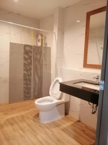 合艾IHome Hatyai的浴室配有卫生间、盥洗盆和淋浴。