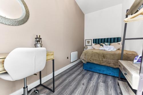伦敦Comfy and Contemporary One Bedroom Flat的一间卧室配有一张床、一张桌子和一把椅子