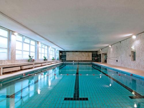 贝格海姆Ida, the suburban apartment nearby Cologne的一个带大型游泳池的大型游泳池