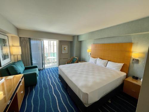 檀香山Ala Moana Hotel 31st floor的一间设有大床和窗户的酒店客房