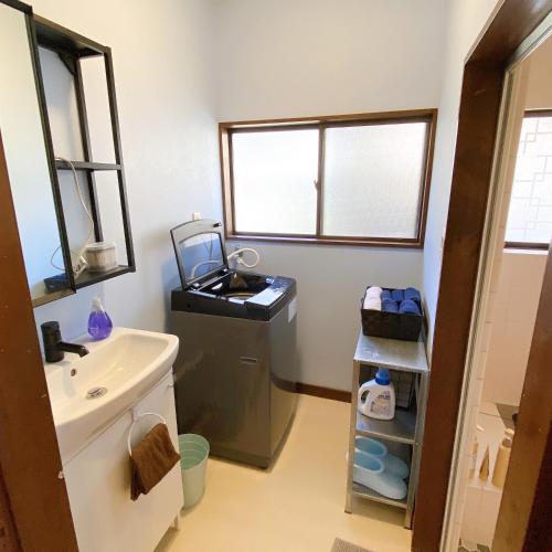 会津若松mooi 宮町的一间带水槽和洗衣机的浴室