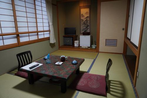 高山英太郎日式旅馆的桌子和两把椅子