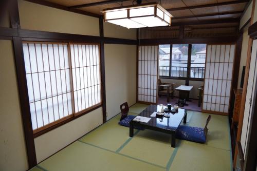 高山英太郎日式旅馆的客房设有窗户和桌椅。