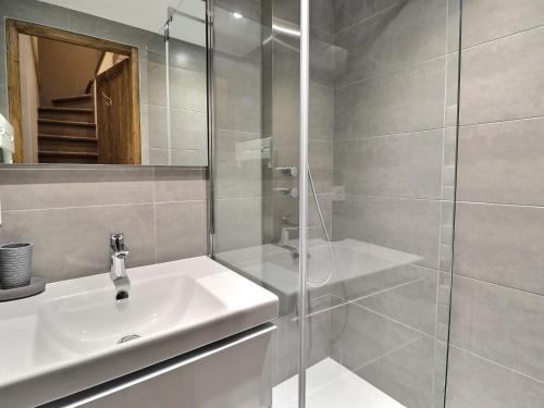 莱斯奥琉斯Appartement Méribel, 4 pièces, 6 personnes - FR-1-182-249的白色的浴室设有水槽和淋浴。