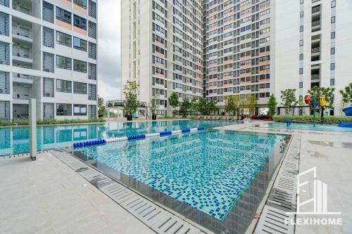雪邦KLIA-KLIA 2, NETFLIX - Comfy Studio, Horizon Suites Sepang-Dengkil by Flexihome-MY的一座高楼建筑中间的游泳池