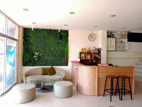 甲米镇Marina Seaview Krabi的一间设有酒吧、凳子和绿色墙壁的房间