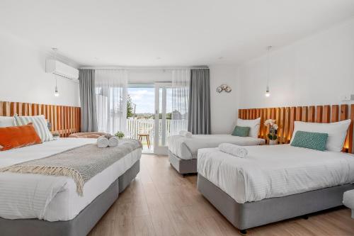 莫里莫科莫里慕科汽车旅馆的一间带两张床的卧室和一间客厅