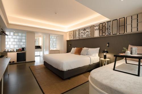 曼谷YANH Ratchawat Hotel的一间卧室设有一张床和一间客厅。