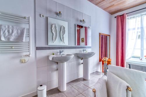 滨海布洛涅La Boulonnaise的白色的浴室设有2个盥洗盆和1个浴缸。