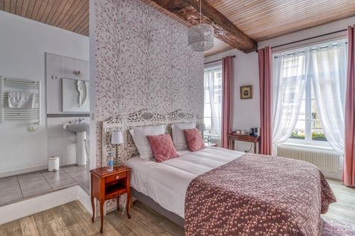 滨海布洛涅La Boulonnaise的卧室配有一张带粉红色枕头的大床