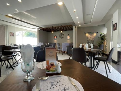 伊斯兰堡Sintra Hotel的一间餐厅,餐桌上放着一盘食物